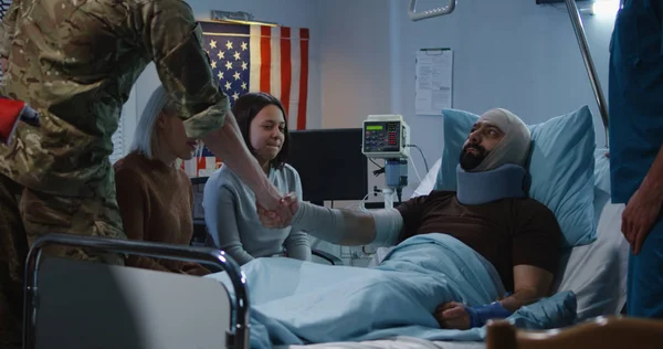 Soldado ferido recebe crachá de honra no quarto do hospital — Fotografia de Stock