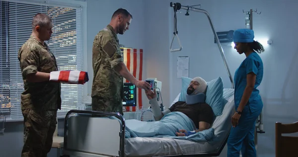 Ο τραυματισμένος στρατιώτης παίρνει το σήμα της τιμής στο νοσοκομείο. — Φωτογραφία Αρχείου