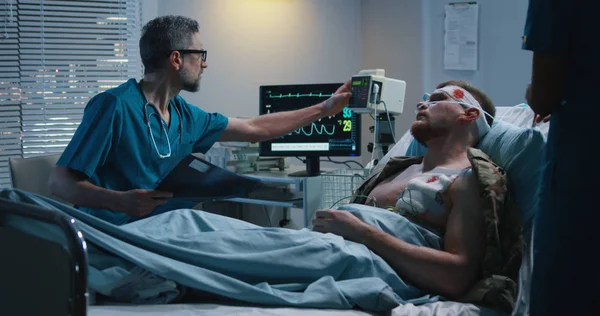 Doktor yaralı hastaya röntgen gösteriyor