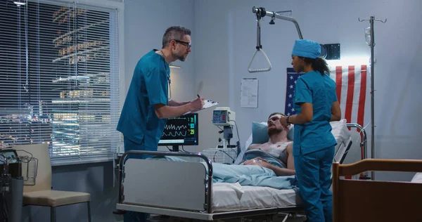 Médico visitando soldado ferido no hospital — Fotografia de Stock