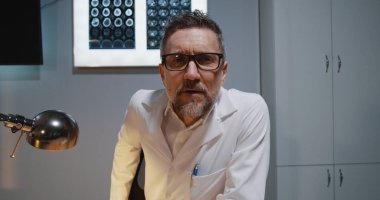 Erkek doktor dinleme ve kamera ile konuşma