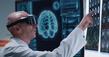 Doktor Vr kulaklık ile beyin tazyikini inceliyor
