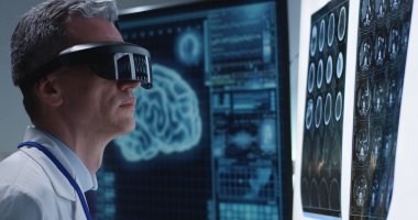 Doktor Vr kulaklık ile beyin tazyikini inceliyor