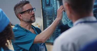 Doktor meslektaşlarına tanı açıklayan