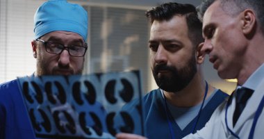 Doktorlar Mri taraması sonuçlarını analiz