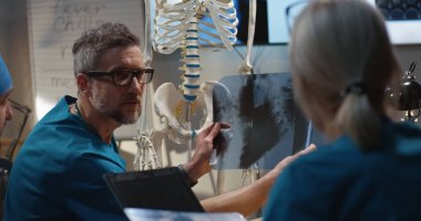 Servikal omurga röntgenini inceleyen doktorlar