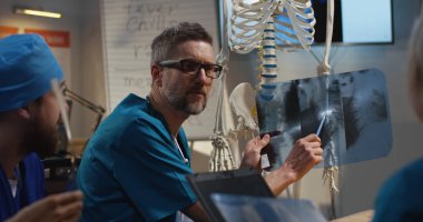 Servikal omurga röntgenini inceleyen doktorlar