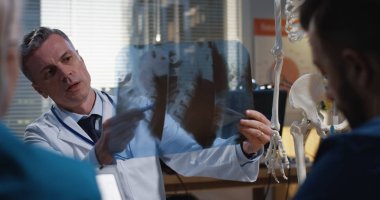 Doktor meslektaşlarına tanı açıklayan