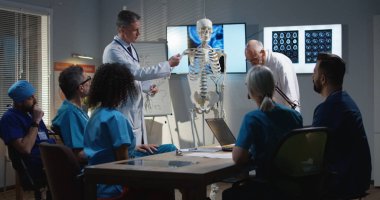 Doktorlar meslektaşlarına tanı yı açıklıyor