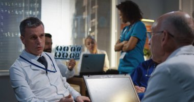 Doktor meslektaşlarına tanı açıklayan