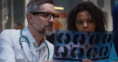 Doktorlar Mri taraması sonuçlarını analiz