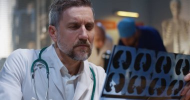 Doktor Mri taraması sonuçlarını analiz