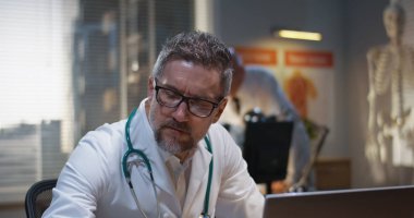 Doktor Mri taraması sonuçlarını analiz