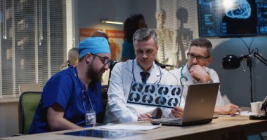 Doktorlar Mri taraması sonuçlarını analiz