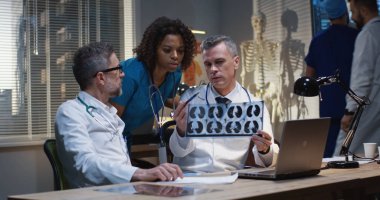 Doktorlar Mri taraması sonuçlarını analiz