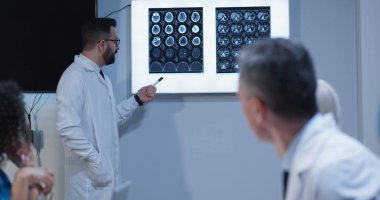 Doktorlar tanı açıklayan meslektaşları izliyor