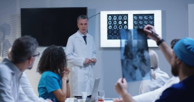 Doktor meslektaşlarına tanı açıklayan