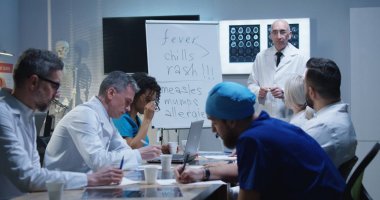 Doktor meslektaşlarına tanı açıklayan