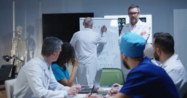 Doktor meslektaşlarına tanı açıklayan