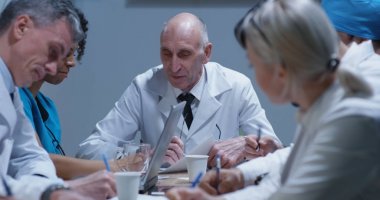 bir toplantı mı doktorlar