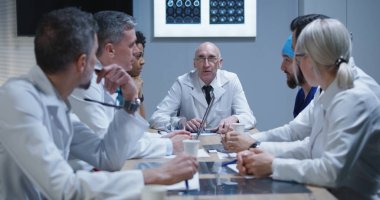 bir toplantı mı doktorlar