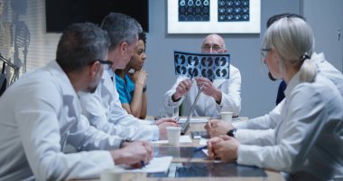 bir toplantı mı doktorlar