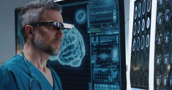 Médico examinando escaneo cerebral con auriculares VR — Foto de Stock