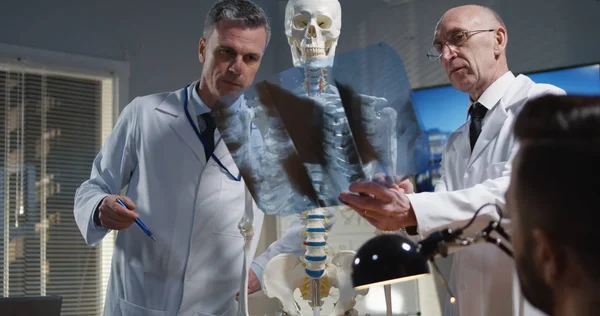 Doktor wyjaśniający diagnozę swoim kolegom — Zdjęcie stockowe