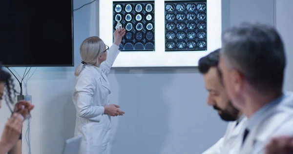 Läkare tittar på sin kollega förklara diagnos — Stockfoto