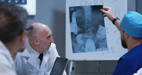 Врачи обсуждают диагностику повреждений костей — стоковое фото