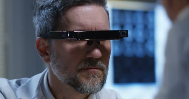 Médico masculino analizando con tecnología VR — Vídeo de stock