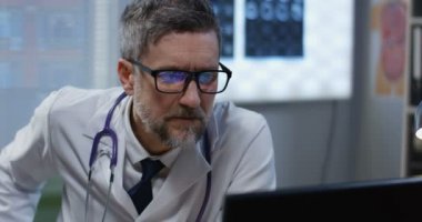 Görüntülü görüşmede konuşan erkek doktor