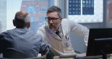 Erkek Doktor muayene hasta stetoskop ile