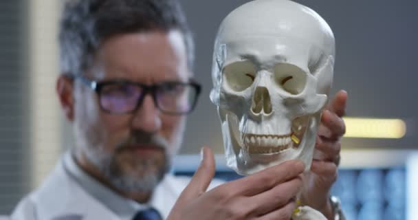 Mandíbula del cráneo ajustada por el médico — Vídeo de stock