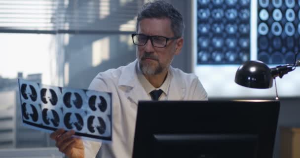 Doktor analyzuje rentgenový — Stock video