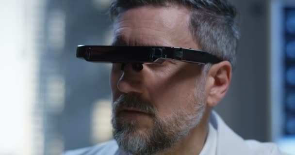 Médico do sexo masculino analisando com tecnologia VR — Vídeo de Stock