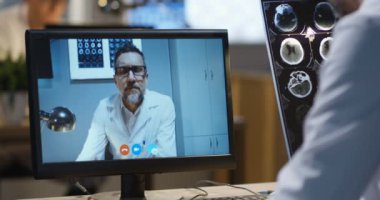 Doktorlar video görüşmesi