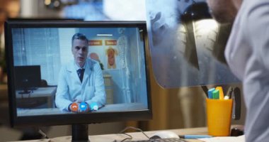 Doktorlar video görüşmesi