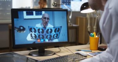 Doktorlar video görüşmesi