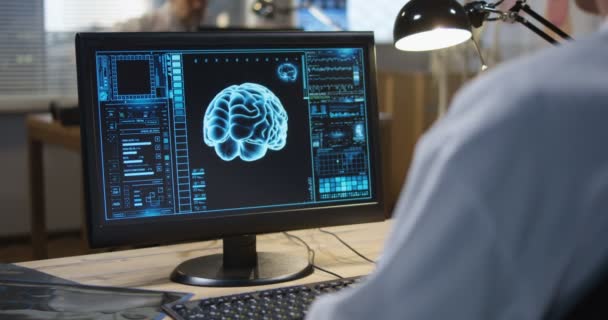 Доктор аналізує рентгенівський промінь і сканування мозку — стокове відео
