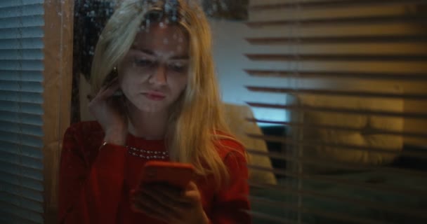 Vrouw die haar smartphone leest en huilt — Stockvideo