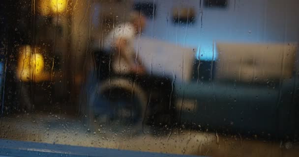 Άτομο με ειδικές ανάγκες μεταφορά από αναπηρικό αμαξίδιο σε καναπέ — Αρχείο Βίντεο