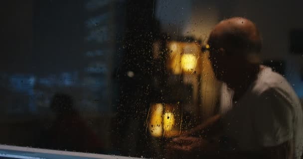 Niño viendo tormenta con el abuelo — Vídeos de Stock