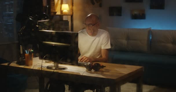 Homme handicapé travaillant sur ordinateur — Video