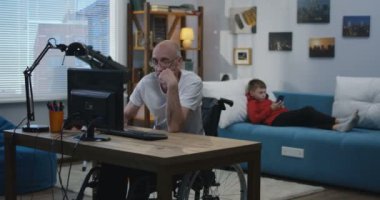 Büyükbaba çocuktan yardım istiyor