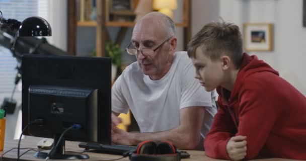 Nagypapa kér segítséget a fiú — Stock videók
