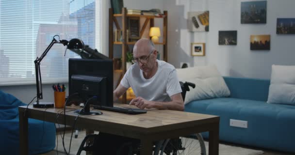 Un allegro disabilitare l'uomo sul computer — Video Stock