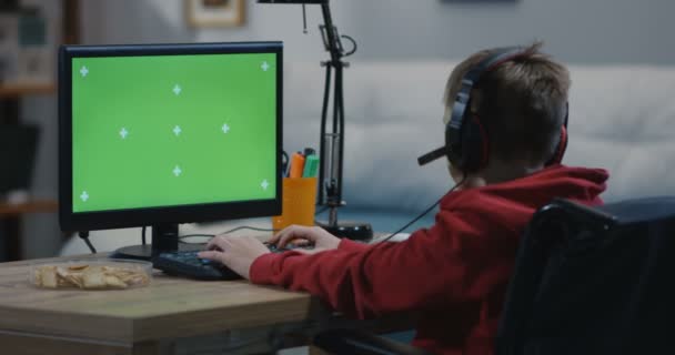 Інвалідний хлопчик використовує комп'ютер — стокове відео