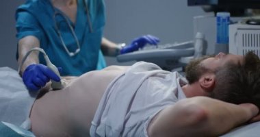 Doktor ultrason ile adam muayene