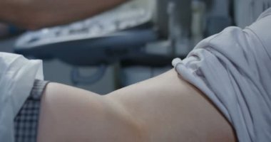 Doktor hastaüzerinde ultrason muayenesi yapıyor